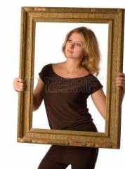 2558930-jolie-fille-blonde-tenant-un-cadre-ancien-isole-sur-blanc.jpg